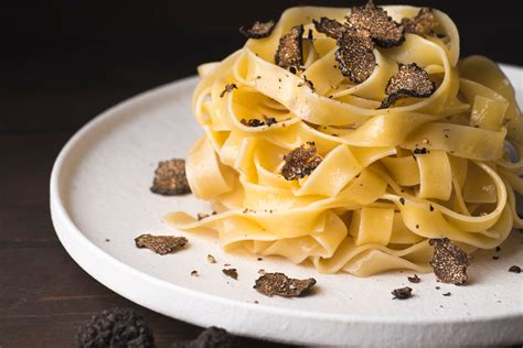 Piatto gourmet guarnito con lamelle di tartufo nero fresco