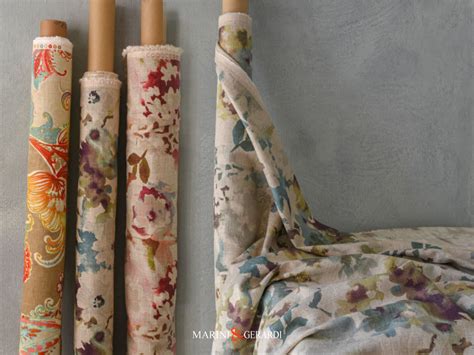 Primo piano di tessuti morbidi e colorati per abbigliamento infantile