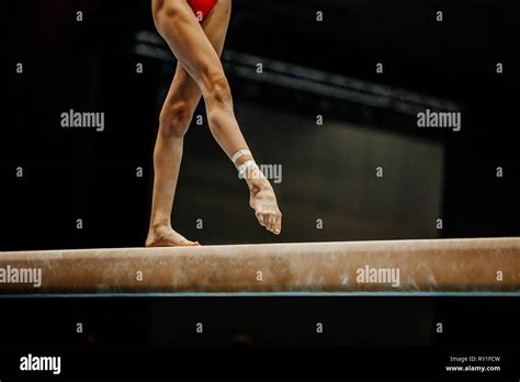 Una giovane ginnasta che esegue un esercizio di equilibrio in una palestra moderna