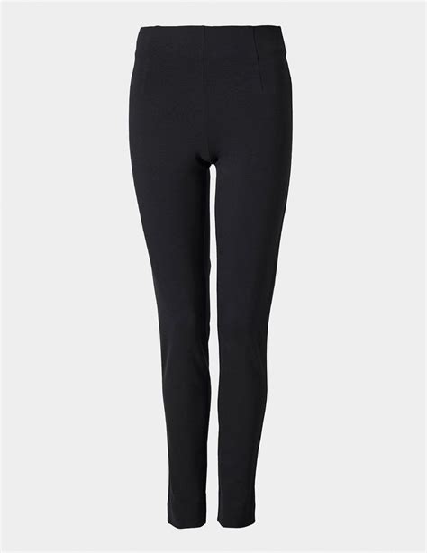 Diversi modelli di leggings neri per bambina