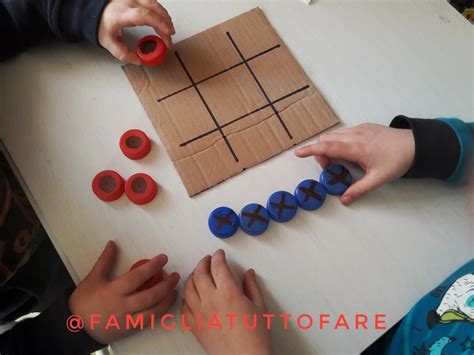 bambini che giocano a tris su un foglio di carta