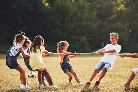 bambini che giocano a tiro alla fune in un prato