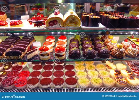 Vetrina di una pasticceria gelateria con varietà di dolci e gelati