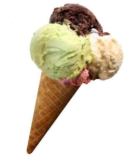 Dettaglio di un cono gelato artigianale con gusti crema e frutta