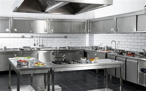 Laboratorio pulito e moderno con attrezzature professionali in acciaio inox