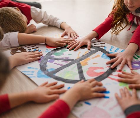 illustrazione simbolica della Liberazione con colori vivaci e bambini che celebrano la pace