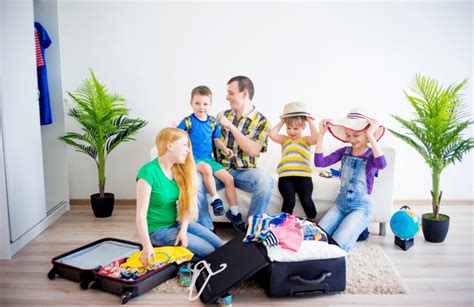 Una famiglia felice che prepara le valigie per un viaggio