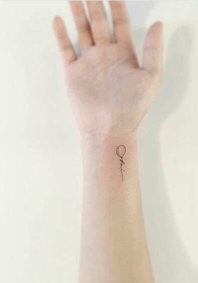 Tatuaggio palloncino minimal