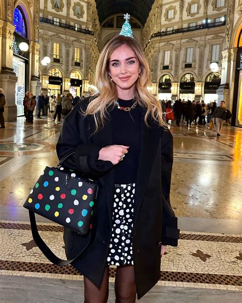 Un outfit completo Chiara Ferragni presentato in un contesto lifestyle
