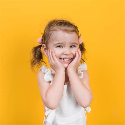 Bambina che sorride mentre le cambiano il pannolino