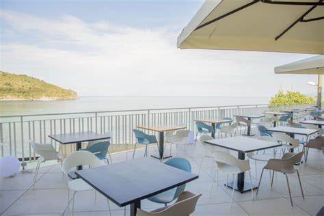 Veduta panoramica della costa di Castro con l'hotel a picco sul mare