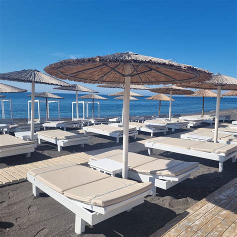 Dettaglio della piscina all'aperto con bar a bordo vasca