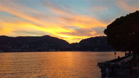 veduta panoramica del Lago di Como al tramonto con elementi di architettura minimalista giapponese