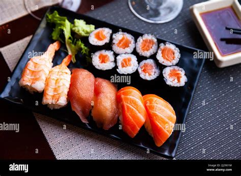 piatto di sushi artigianale con maki e nigiri presentati con cura estetica in stile minimalista