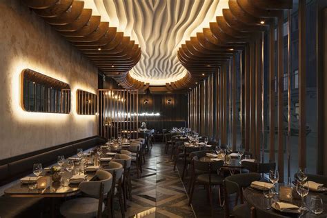 interno di un ristorante giapponese moderno con luci soffuse e design in legno naturale