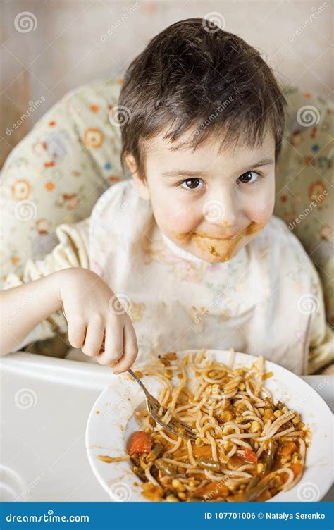 Bambino che mangia la pasta divertendosi