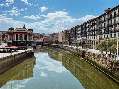 veduta panoramica di Bilbao con il fiume Nervión