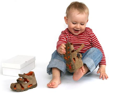 Bambino di 18 mesi che esplora con curiosità un gioco in legno