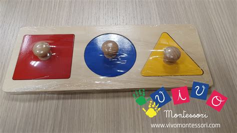 Bambino che abbina forme in una scatola degli incastri Montessori