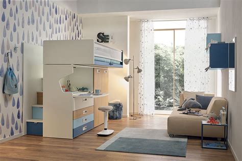 Una cameretta per bambini accogliente e ben illuminata con lampade dal design morbido