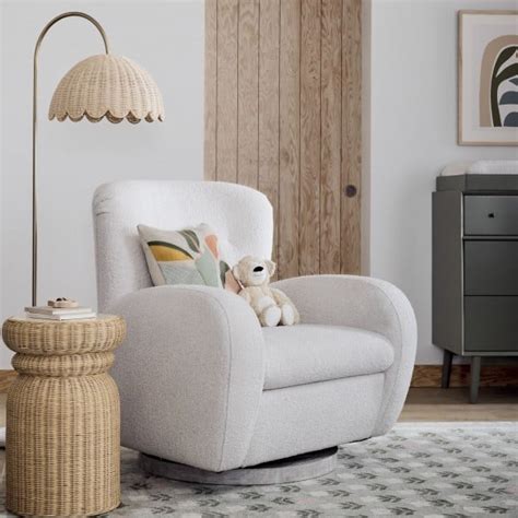 Esempio di lampada in rattan dal design naturale inserita in una cameretta