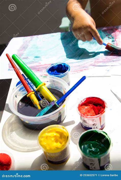 bambini che disegnano con carta e penna