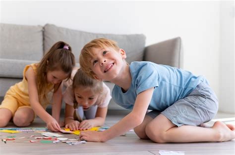 bambini che giocano con carta igienica