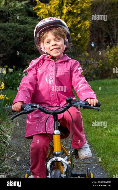 bambina felice su un triciclo colorato in un parco