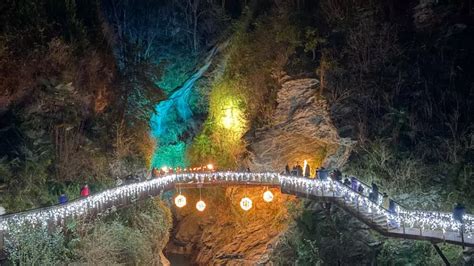 veduta dell'Orrido di Bellano con effetti luminosi e scenografici