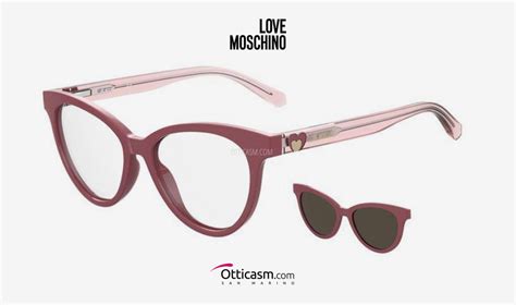 Modelli di occhiali Love Moschino su uno sfondo colorato che richiama lo spirito pop del brand