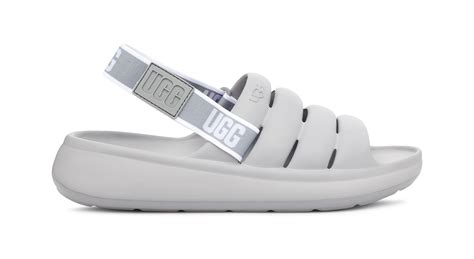 Bambina che indossa ciabatte UGG Sport Yeah slide in un ambiente estivo