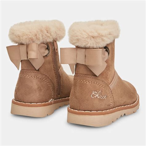 Varietà di scarpe UGG per bambina: stivali, stivaletti e sneakers
