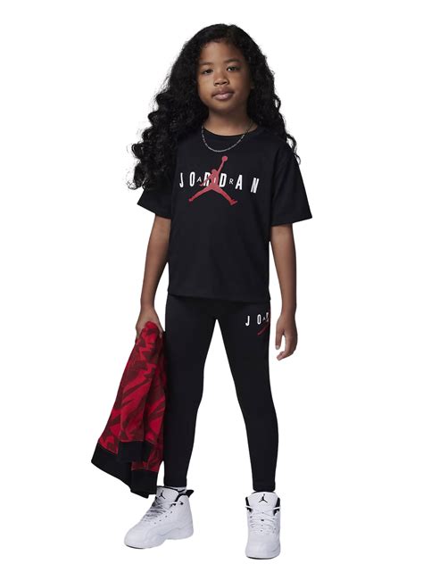 Bambina con completo Jordan streetwear