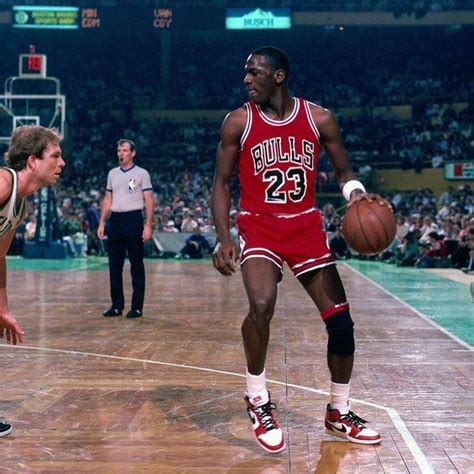 Michael Jordan con le prime Air Jordan 1