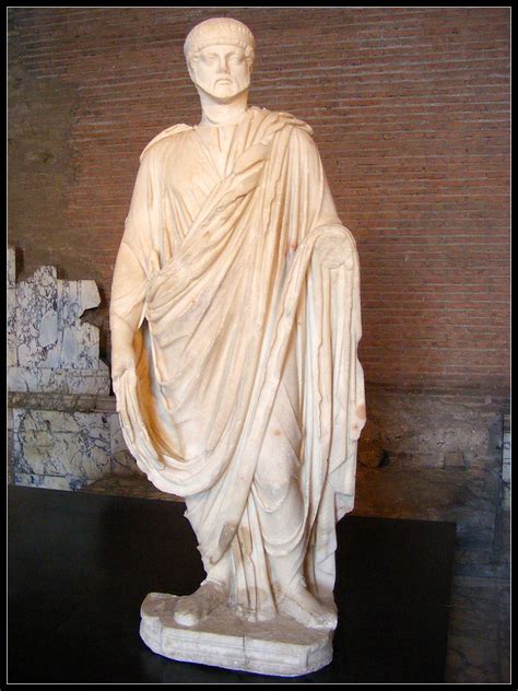 Statua di Numa Pompilio