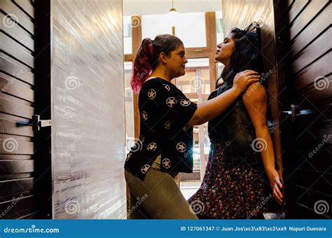 Illustrazione di due donne che si guardano in modo sospettoso in un ufficio