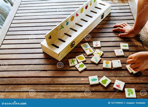 bambino che esplora un gioco educativo colorato
