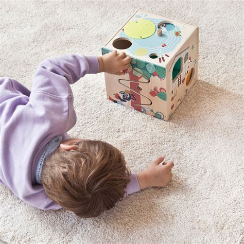 bambino che gioca con un cubo di attività morbido