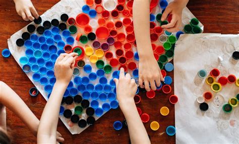 Bambini che giocano con materiali di riciclo