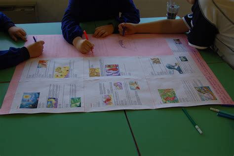 Bambini che disegnano su un grande cartellone