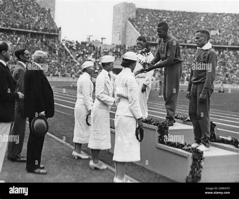 Jesse Owens con scarpe Dassler alle Olimpiadi del 1936