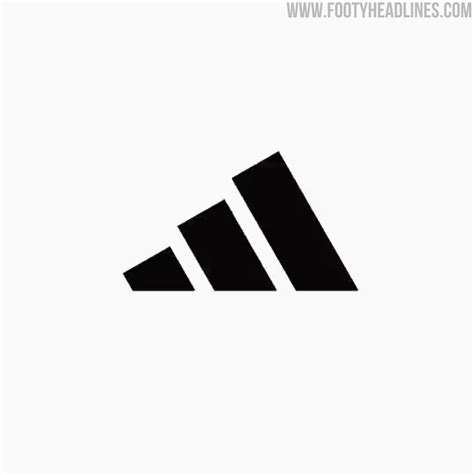 Scarpe Adidas con le tre strisce laterali