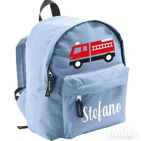 bambino felice che indossa uno zainetto personalizzato nel primo giorno di asilo