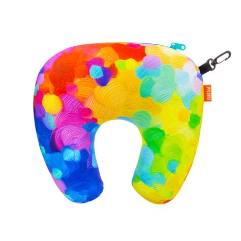 Gioiello delicato per battesimo appoggiato su un cuscino di seta