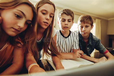 Bambini che giocano e imparano insieme in un ambiente scolastico accogliente