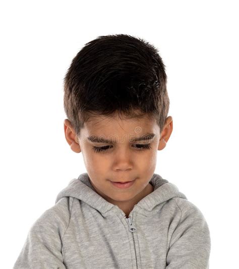 Bambino con espressione triste o preoccupata durante il distacco