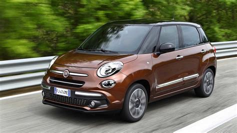 Dettaglio del frontale della Fiat 500L con i fari distintivi