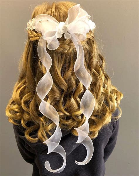 Bambina con semplice semiraccolto e fermaglio floreale