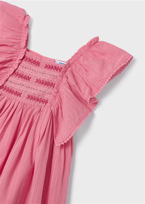 dettaglio volant su vestito bambina