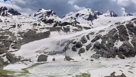 Illustrazione di un ghiacciaio alpino che erode la valle e deposita morene